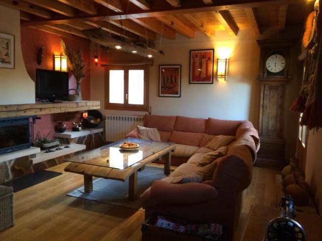 Sala amplia con la chimenea