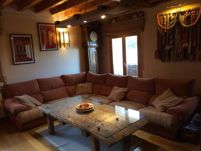 Sala amplia con sofa 