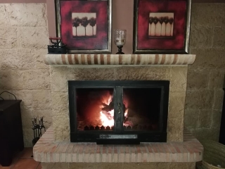 Sala de estar con chimenea en el frente