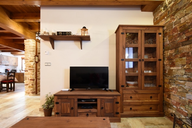 Sala de estar con el mueble de madera delante