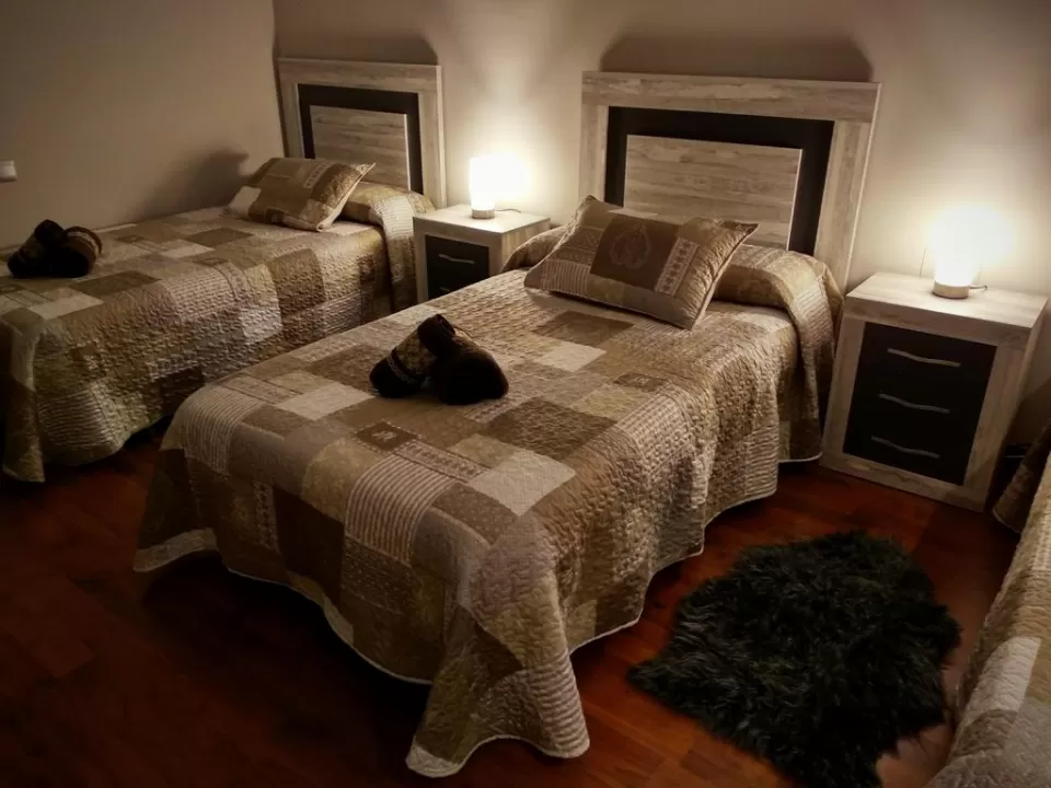 Habitación camas individuales y baño