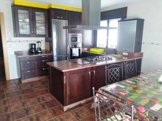 Cocina de la casa junto a la mesa