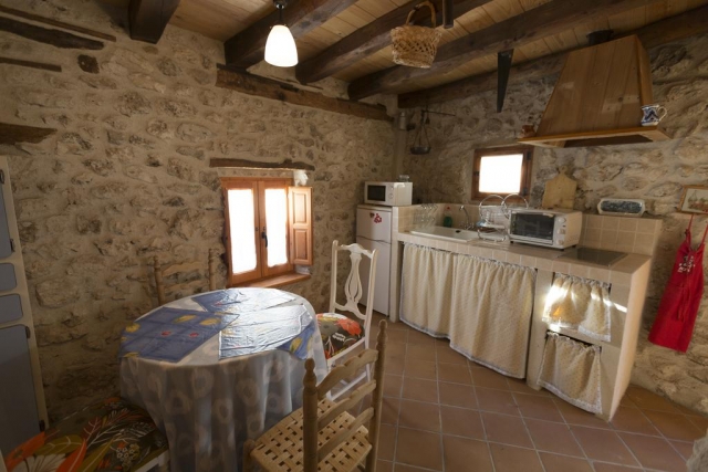 Cocina con mesa y varias sillas