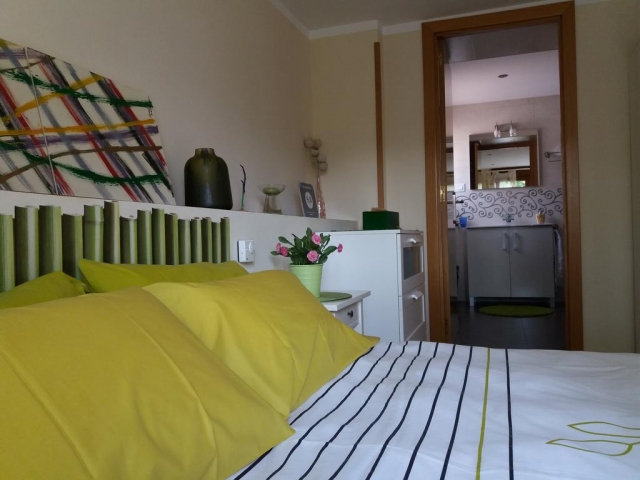 Dormitorio con cojines en verde