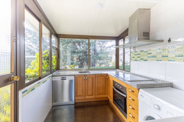 Cocina amplia con vistas 