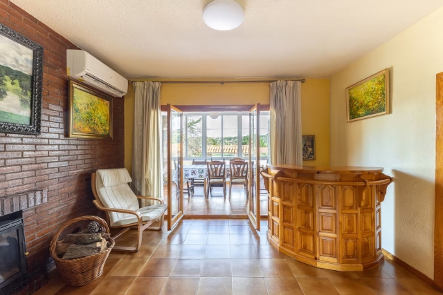 Sala de estar con mueble 