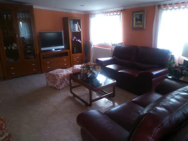 Sala amplia con sillones