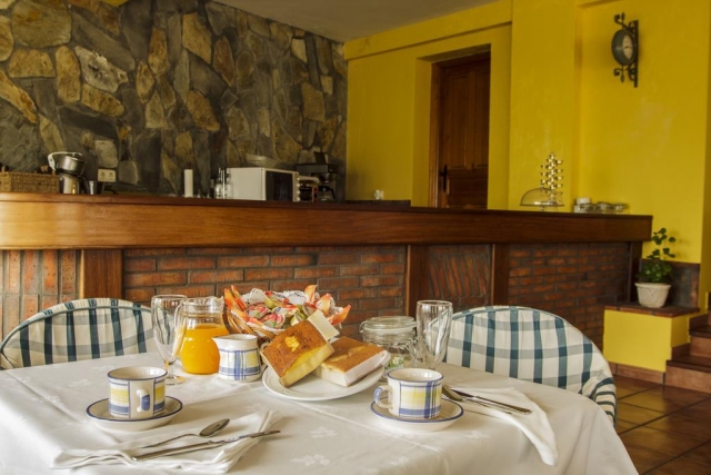 Comedor de la casa con desayuno en la mesa