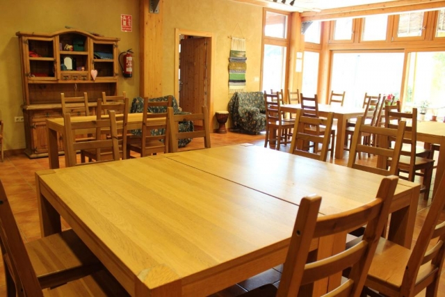 Comedor amplio y mesas