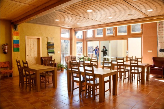 Comedor con varias mesas 