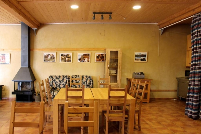 Sala amplia con chimenea