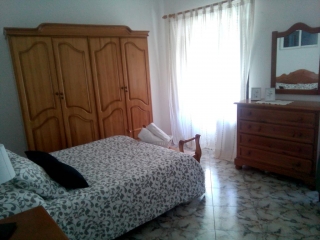 Dormitorio amplio cómoda