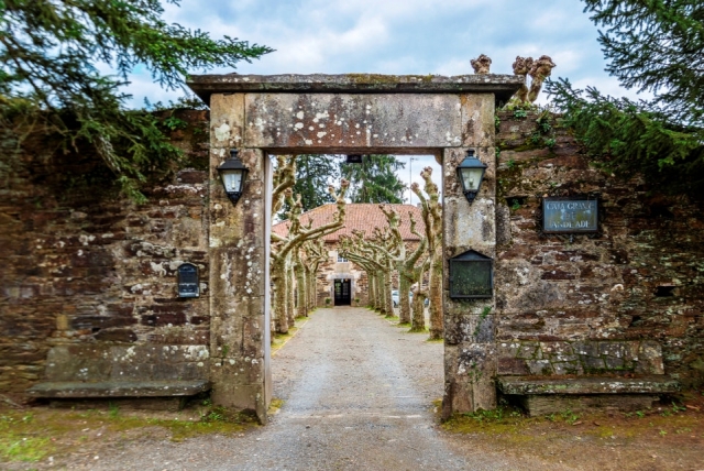 Acceso al pazo en piedra