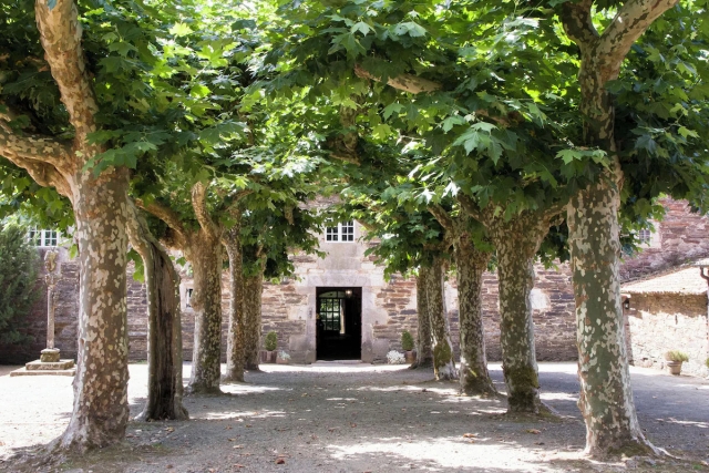 Amplia entrada al pazo