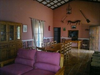 Mesa comedor y sofá