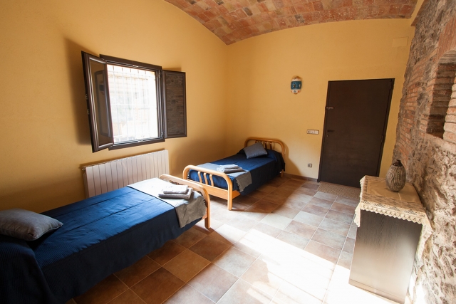 Dormitorio adaptado con un par de camas