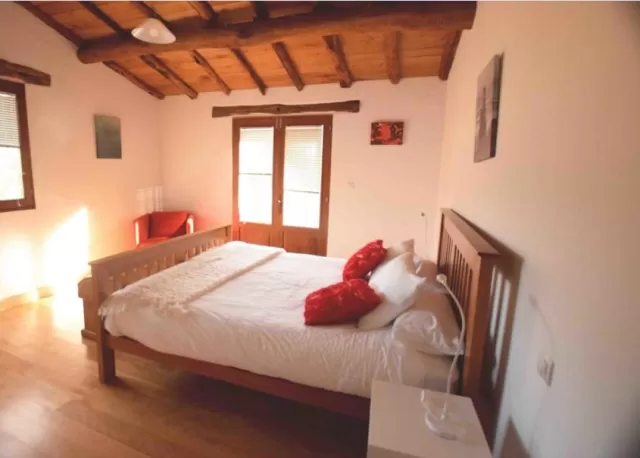 Habitación con cama extragrande y balcón
