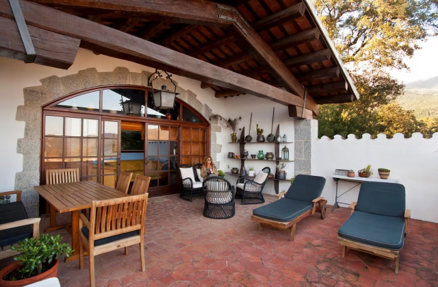 Amplio porche con mesa