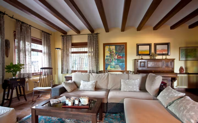 Sala amplia con sillones