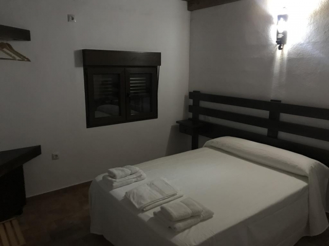 Dormitorio de matrimonio con detalles de madera