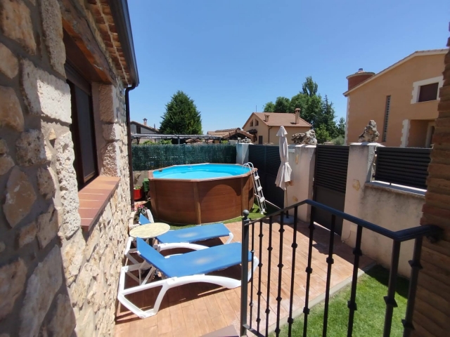 Piscina y tumbonas