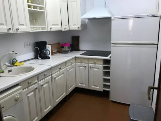 Cocina amplia blanca 