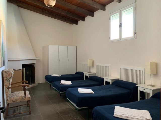 Dormitorio con varias camas