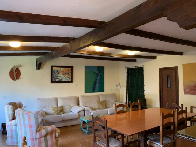 Sala amplia con mesa 