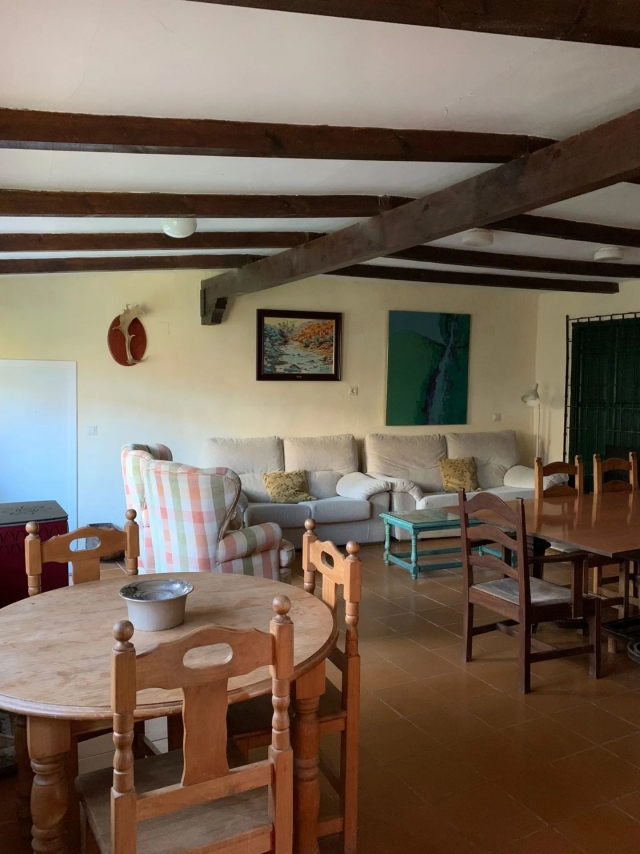 Sala de estar con mesa