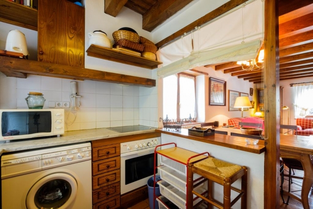 Cocina con vistas a la sala de estar