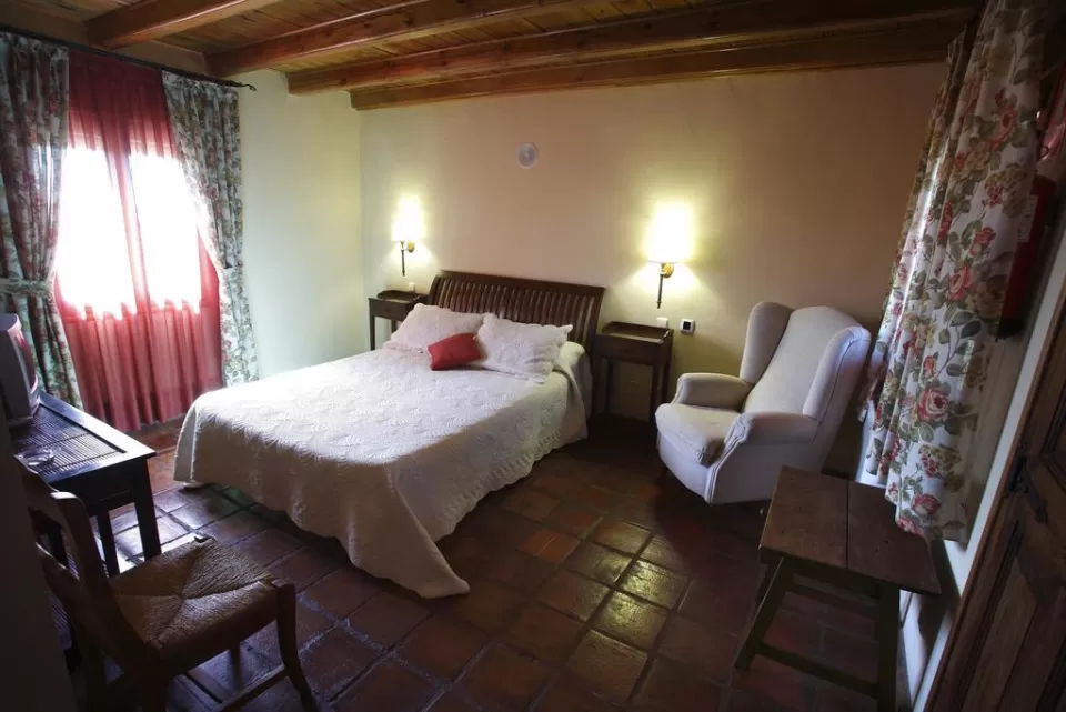 Single room with bathtub
