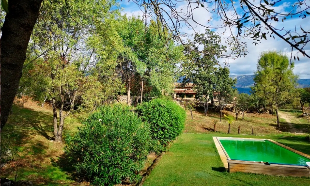 Amplia piscina en el exterior