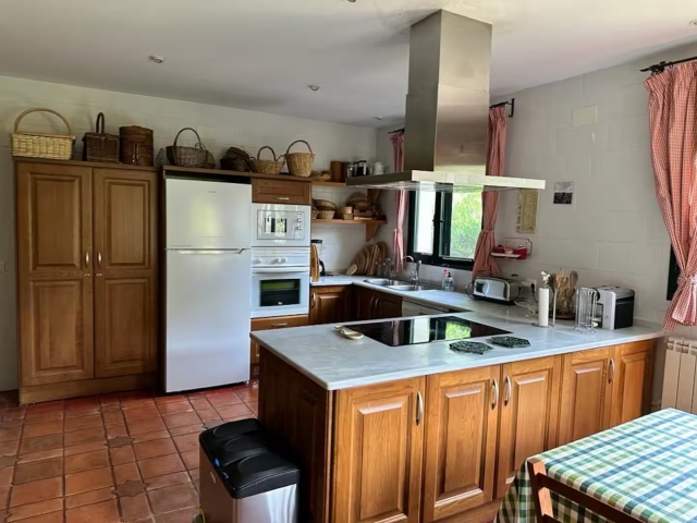 Cocina amplia con mesa 