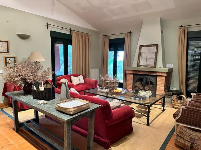 Sala amplia con chimenea