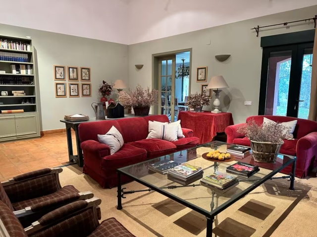 Sala amplia con mueble