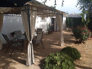 Amplio porche de la casa con cenador