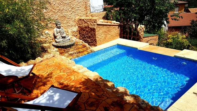 Amplia piscina con jacuzzi