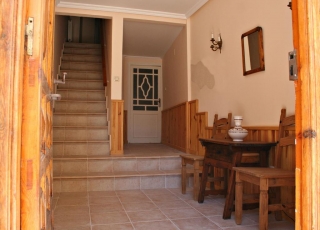 Entrada con detalles en madera y escaleras