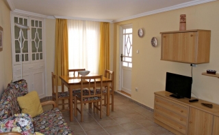 Sala de estar con mesa de comedor en madera