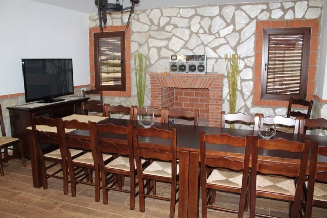 Sala de estar con mesa de comedor y chimenea
