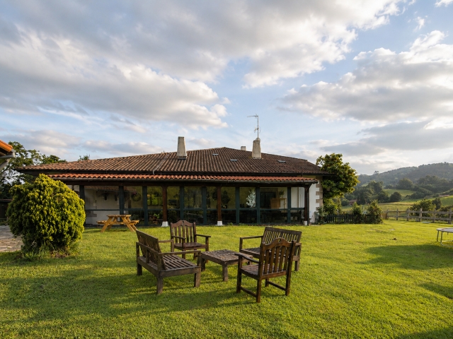 Jardin trasero con mesa