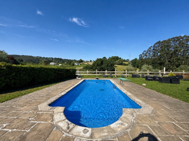 Piscina con jardines