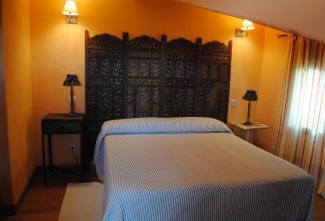 Dormitorio triple con gran cabecero