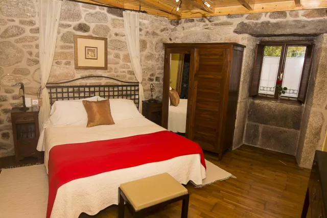 Habitacion doble con cama de matrimonio y ventana
