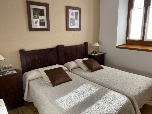 Habitacion doble con cama de matrimonio y mesilla de noche