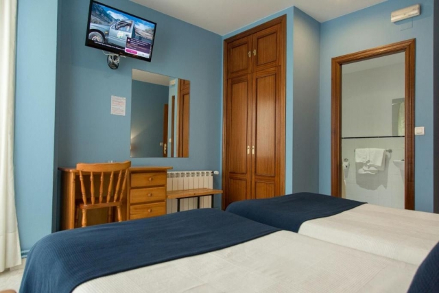 Habitacion doble con 2 camas individuales con tv y bano