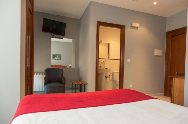 Habitacion doble con tv y bano al fondo