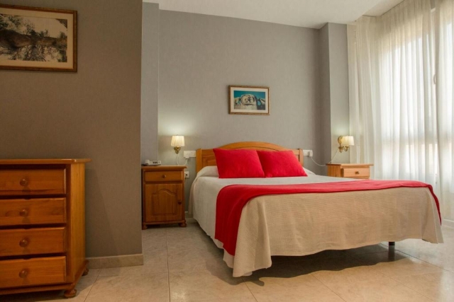 Habitacion doble con una cama de matrimonio con ventana