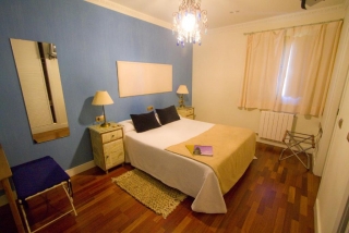 Habitación doble con cama de matrimonio y ventana al exterior