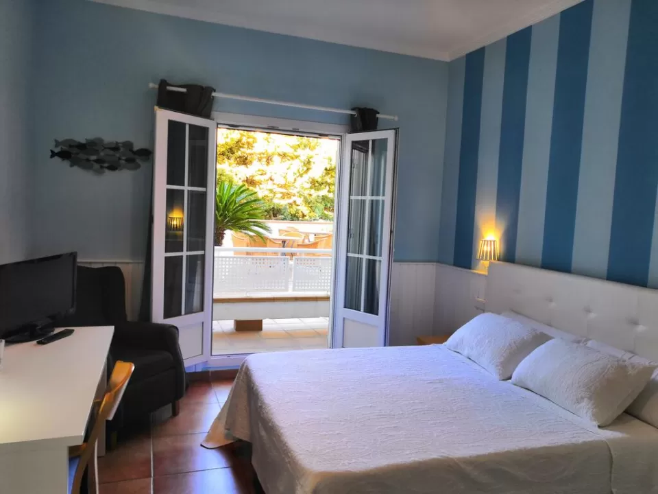Double room with balcony and views: